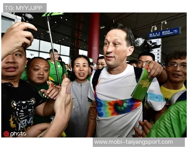 国安外援古加今晨告别北京球迷与工作人员送行情深意切